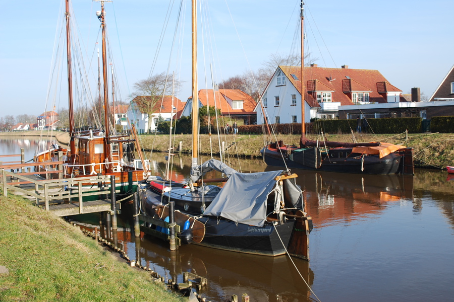 Alte Schiffe im Hafen von Carolinensiel